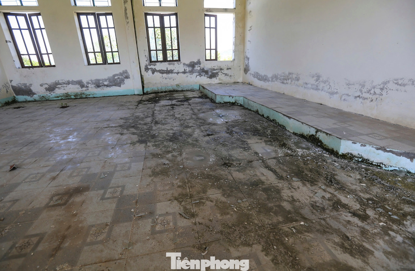 Hệ thống điện, quạt trần trong các phòng học đã hoen rỉ, hư hỏng không thể sử dụng.