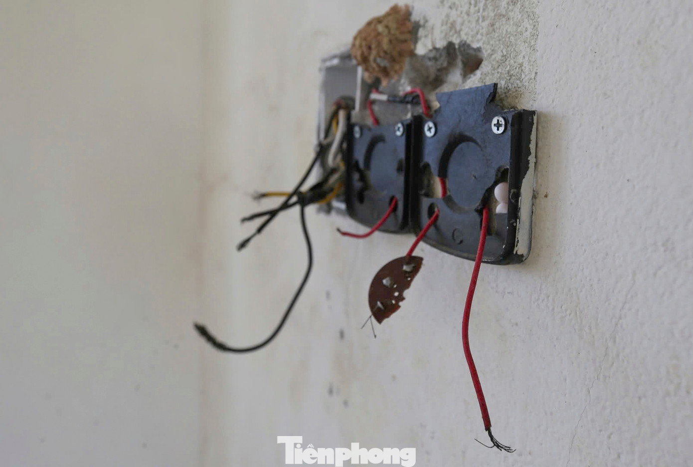 Hệ thống điện, quạt trần trong các phòng học đã hoen rỉ, hư hỏng không thể sử dụng.