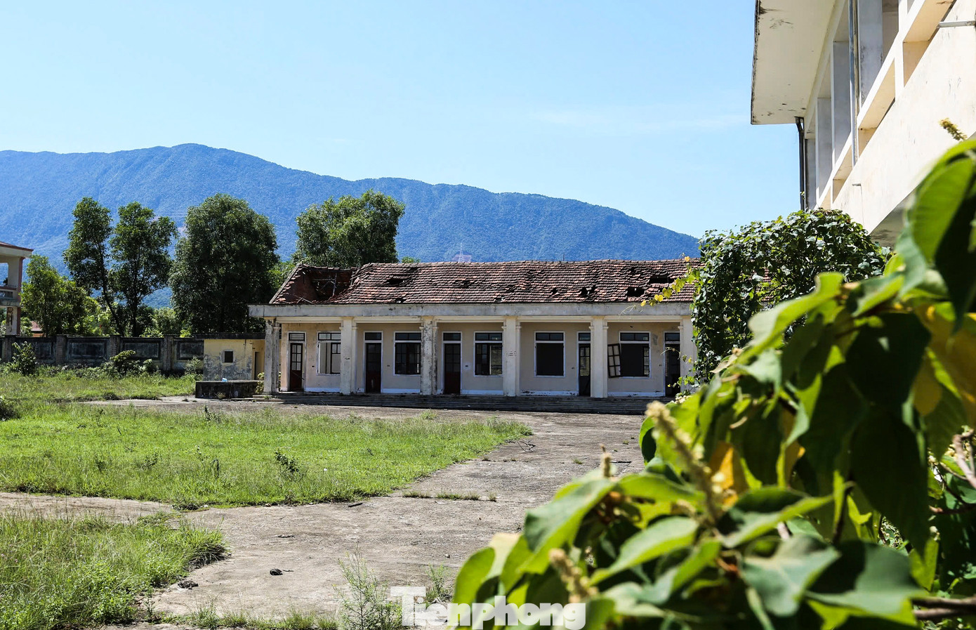 “Bỏ tiền ra xây dựng nhưng trường chưa một lần đón học sinh. Cơ sở vật chất tại trường không có người dùng cũng dần xuống cấp, hư hỏng, rất lãng phí”, một người dân phường Kỳ Trinh cho hay.