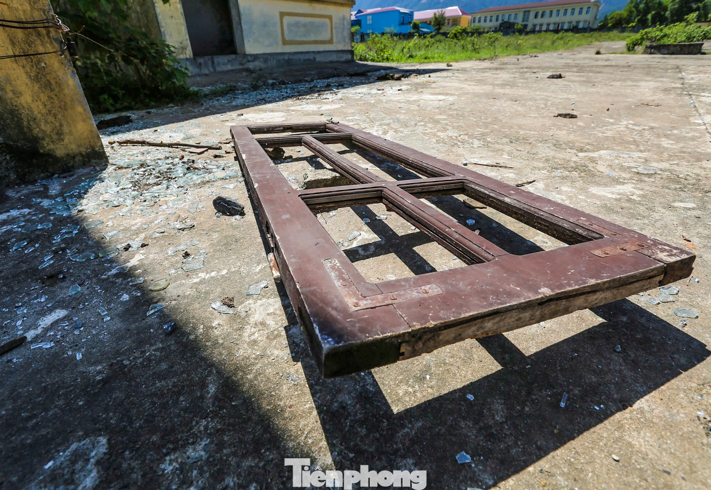 Hệ thống điện, quạt trần trong các phòng học đã hoen rỉ, hư hỏng không thể sử dụng.