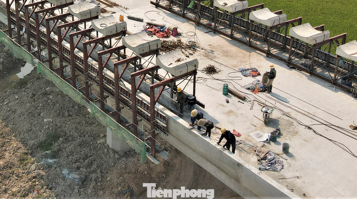 Công nhân miệt mài thi công trên công trình.