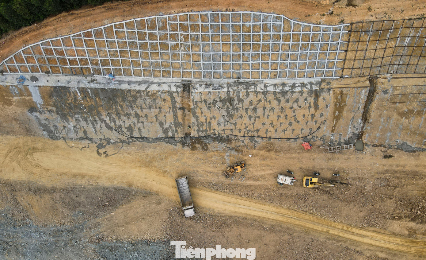 Trong hình là đoạn đường xuyên đồi Ba Vồng (xã Kỳ Tân, huyện Kỳ Anh, Hà Tĩnh) nằm trong gói XL 01. Công ty CP 484 - một trong 5 nhà thầu đảm nhận thi công đã cơ bản hạ xong quả đồi cao 60m. 3km tuyến chính đã được thảm lớp bê tông nhựa rỗng C25.