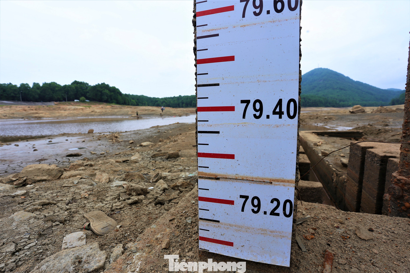 Lãnh đạo Chi nhánh Cấp nước Hồng Lĩnh (Công ty Cổ phần Cấp nước Hà Tĩnh) cho biết, mực nước hồ Thiên Tượng còn 19.000m3/850.000m3. Nước xuống thấp khiến đơn vị gặp khó khăn trong việc lấy nước thô, vận hành cấp nước cho người dân.