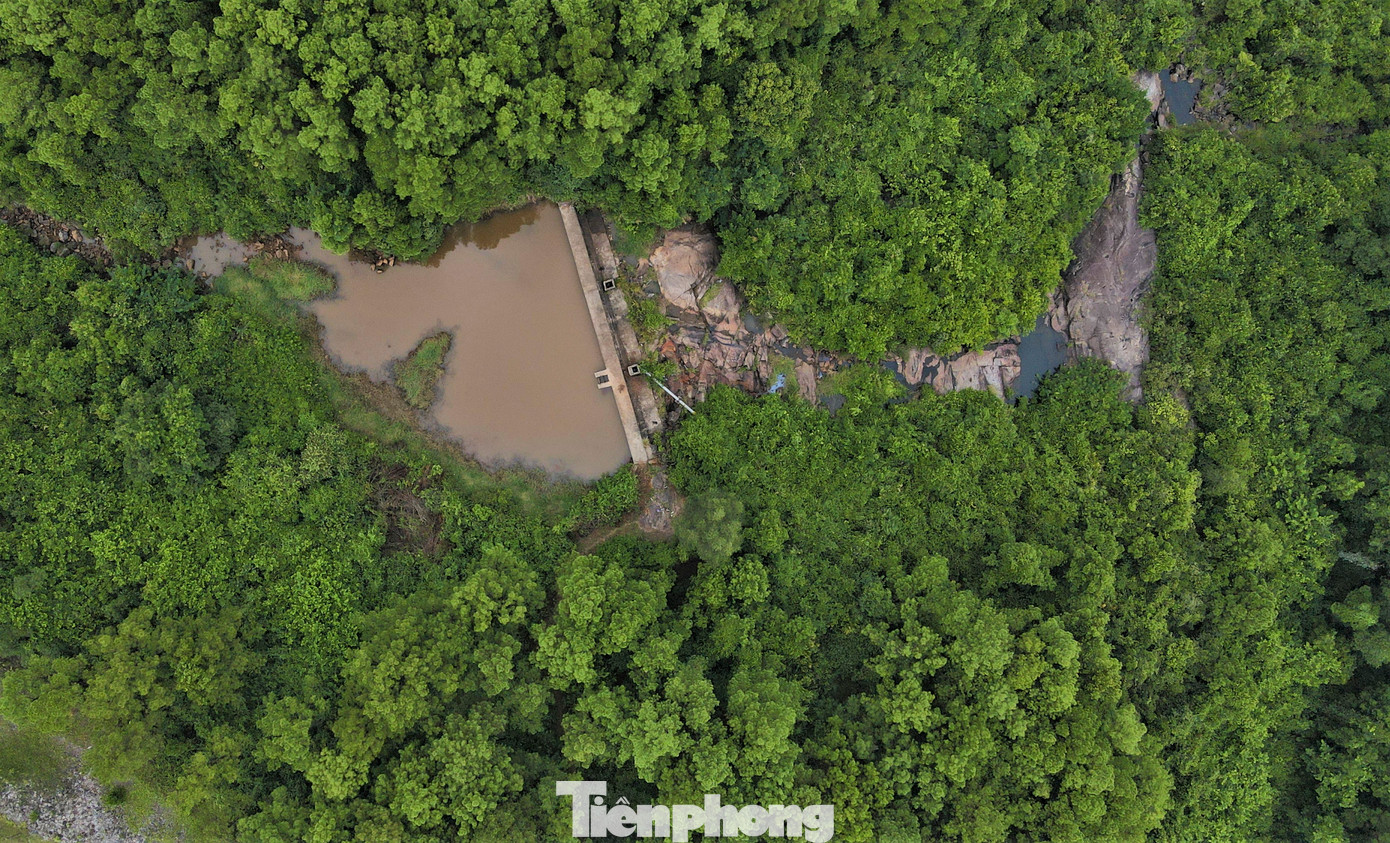 Vị trí nhà máy cấp nước lấy nước thô đã dần cạn về mức thấp.