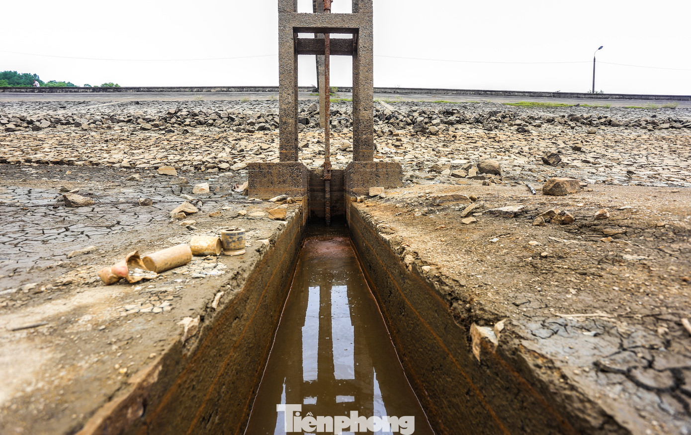 Khu vực cống dẫn nước về nhà máy nước đã lộ thiên.