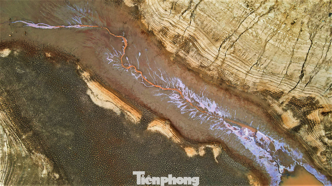 Một số vị trí có mạch nước nhỏ chảy ra trông như những cành cây, bông hoa.