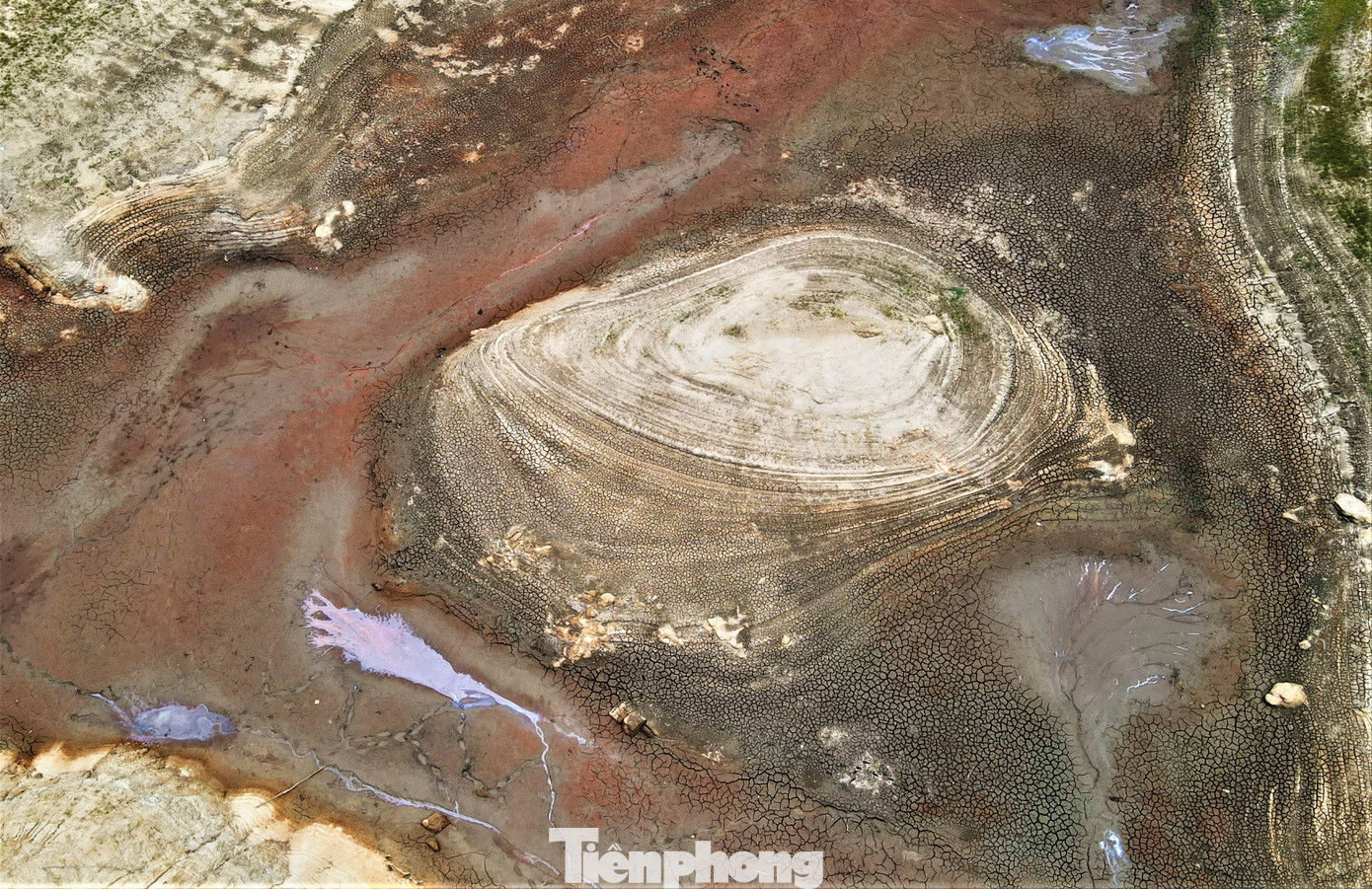 Nhiều vị trí tại lòng hồ đã cạn kiệt, trơ đáy, bùn nứt nẻ.