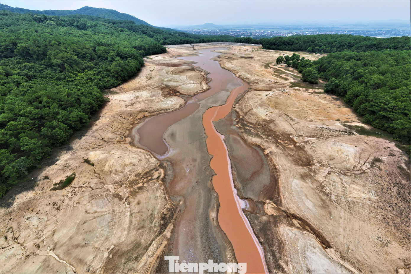 Mực nước hồ Thiên Tượng xuống thấp kỷ lục.