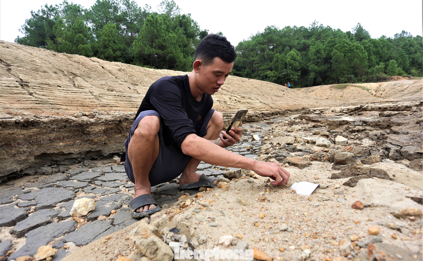 Lãnh đạo Chi nhánh Cấp nước Hồng Lĩnh (Công ty Cổ phần Cấp nước Hà Tĩnh) cho biết, mực nước hồ Thiên Tượng còn 19.000m3/850.000m3. Nước xuống thấp khiến đơn vị gặp khó khăn trong việc lấy nước thô, vận hành cấp nước cho người dân.