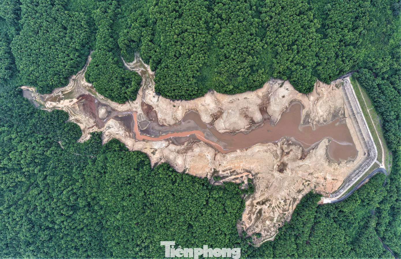 Hồ chứa nước Thiên Tượng (phường Bắc Hồng, thị xã Hồng Lĩnh, Hà Tĩnh) có dung tích thiết kế 850.000m3. Đây là hồ chứa nước tự nhiên, nằm trên dãy núi Hồng Lĩnh nên có nguồn nước sạch, đảm bảo vệ sinh.