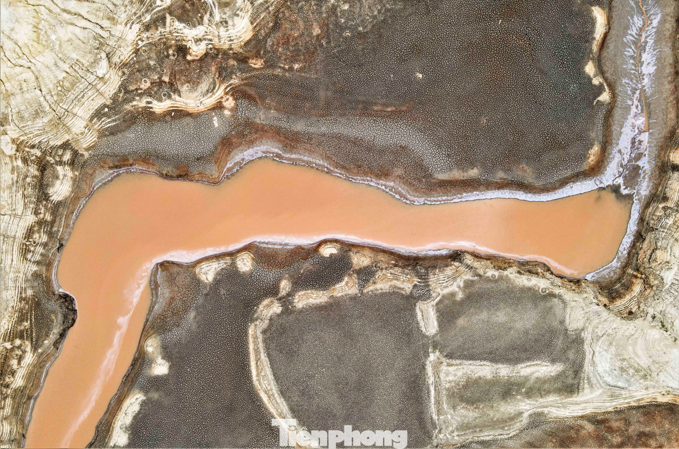 “Các năm trước về mùa nắng nước xuống thấp nhưng không nghĩ trơ đáy như vậy. Hồ cạn nên nước sinh hoạt của người dân cũng thiếu thốn. Nhiều tuần qua, người dân bị cắt nước luân phiên vào ban đêm, còn buổi ngày nước máy về yếu hơn”, anh Cao Văn Thanh (trú phường Đức Thuận) cho hay.