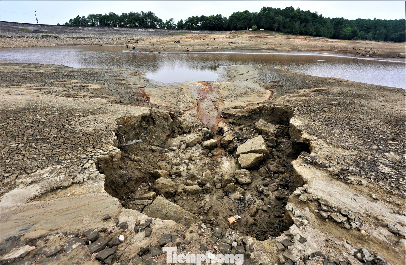 Lãnh đạo Chi nhánh Cấp nước Hồng Lĩnh (Công ty Cổ phần Cấp nước Hà Tĩnh) cho biết, mực nước hồ Thiên Tượng còn 19.000m3/850.000m3. Nước xuống thấp khiến đơn vị gặp khó khăn trong việc lấy nước thô, vận hành cấp nước cho người dân.