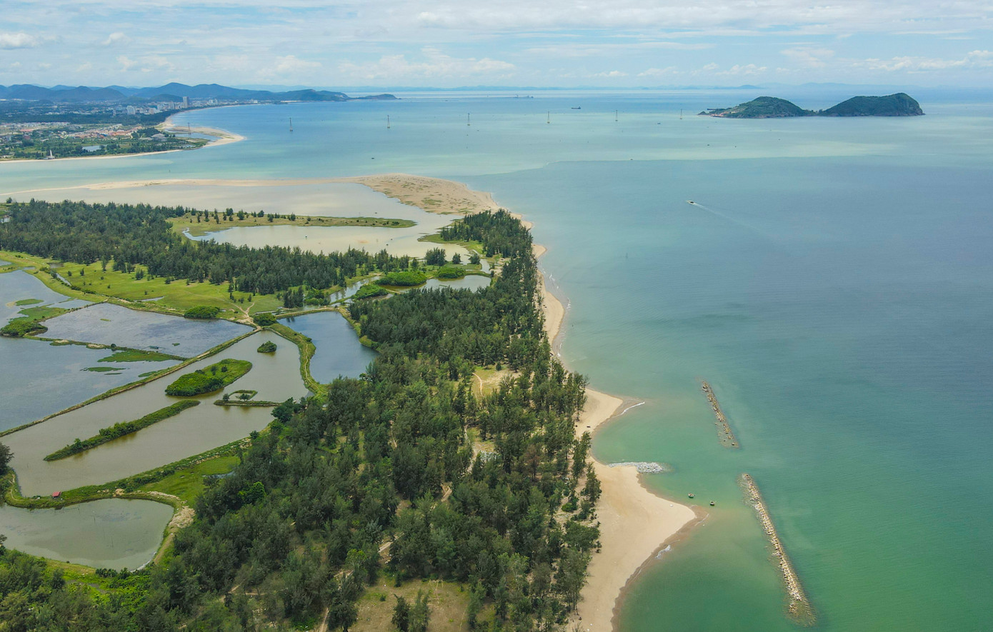 Đồng thời, đáp ứng nhu cầu về thương mại - dịch vụ và du lịch cao cấp cho người dân, du khách trong và ngoài nước. Hiện, khu vực quy hoạch là Khu du lịch sinh thái biển đang là bãi lớn đầm lầy, chạy dọc biển là rừng phi lao. Người dân và địa phương đang chờ sự thay đổi khi nhà đầu tư vào xây dựng. Đồng thời, đáp ứng nhu cầu về thương mại - dịch vụ và du lịch cao cấp cho người dân, du khách trong và ngoài nước. Hiện, khu vực quy hoạch là Khu du lịch sinh thái biển đang là bãi lớn đầm lầy, chạy dọc biển là rừng phi lao. Người dân và địa phương đang chờ sự thay đổi khi nhà đầu tư vào xây dựng.