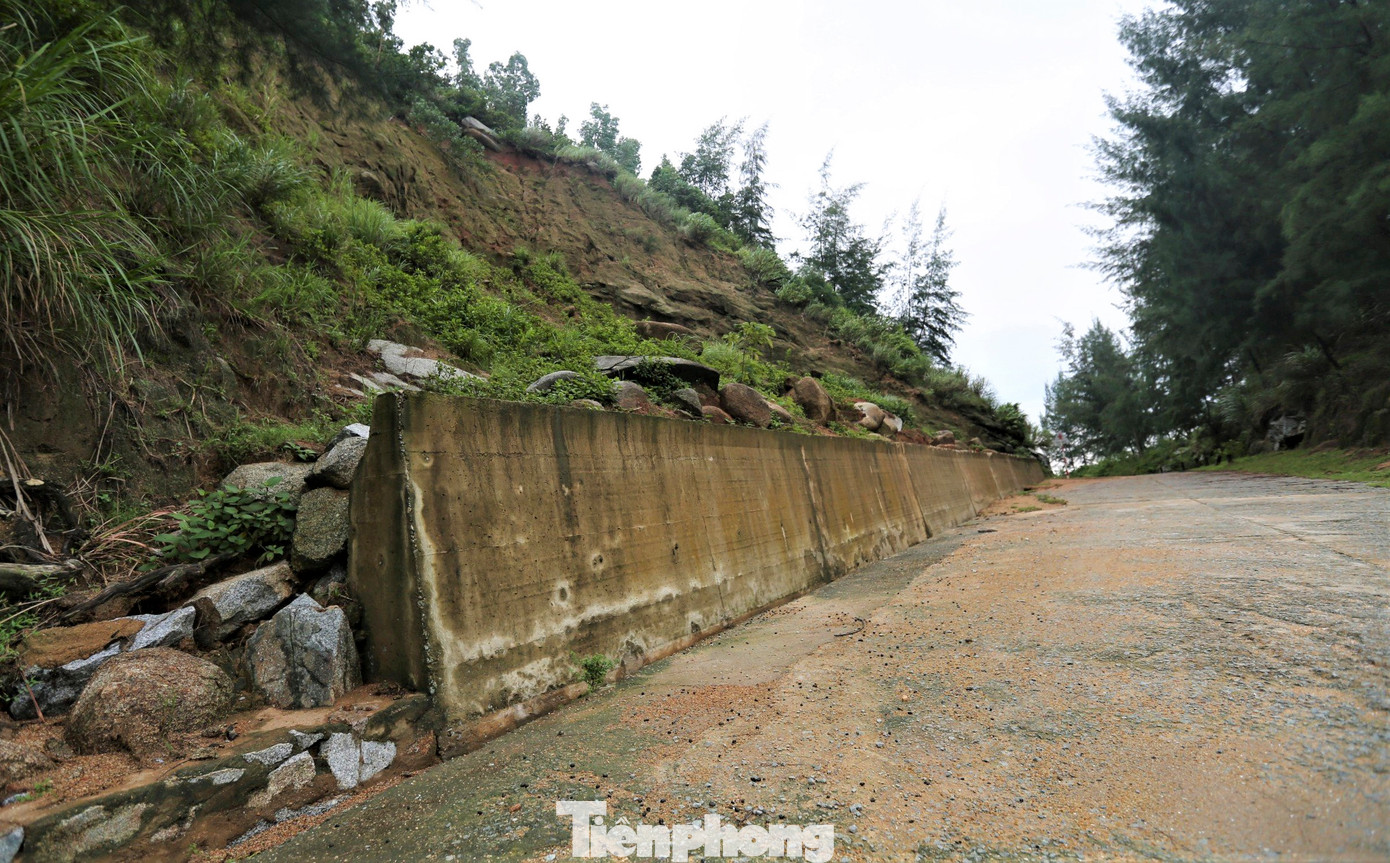 Tại một số điểm sạt lở lớn đã được chính quyền địa phương xây dựng kè, tuy nhiên lượng lớn đất vẫn tràn ra lề đường. Tại một số điểm sạt lở lớn đã được chính quyền địa phương xây dựng kè, tuy nhiên lượng lớn đất vẫn tràn ra lề đường.