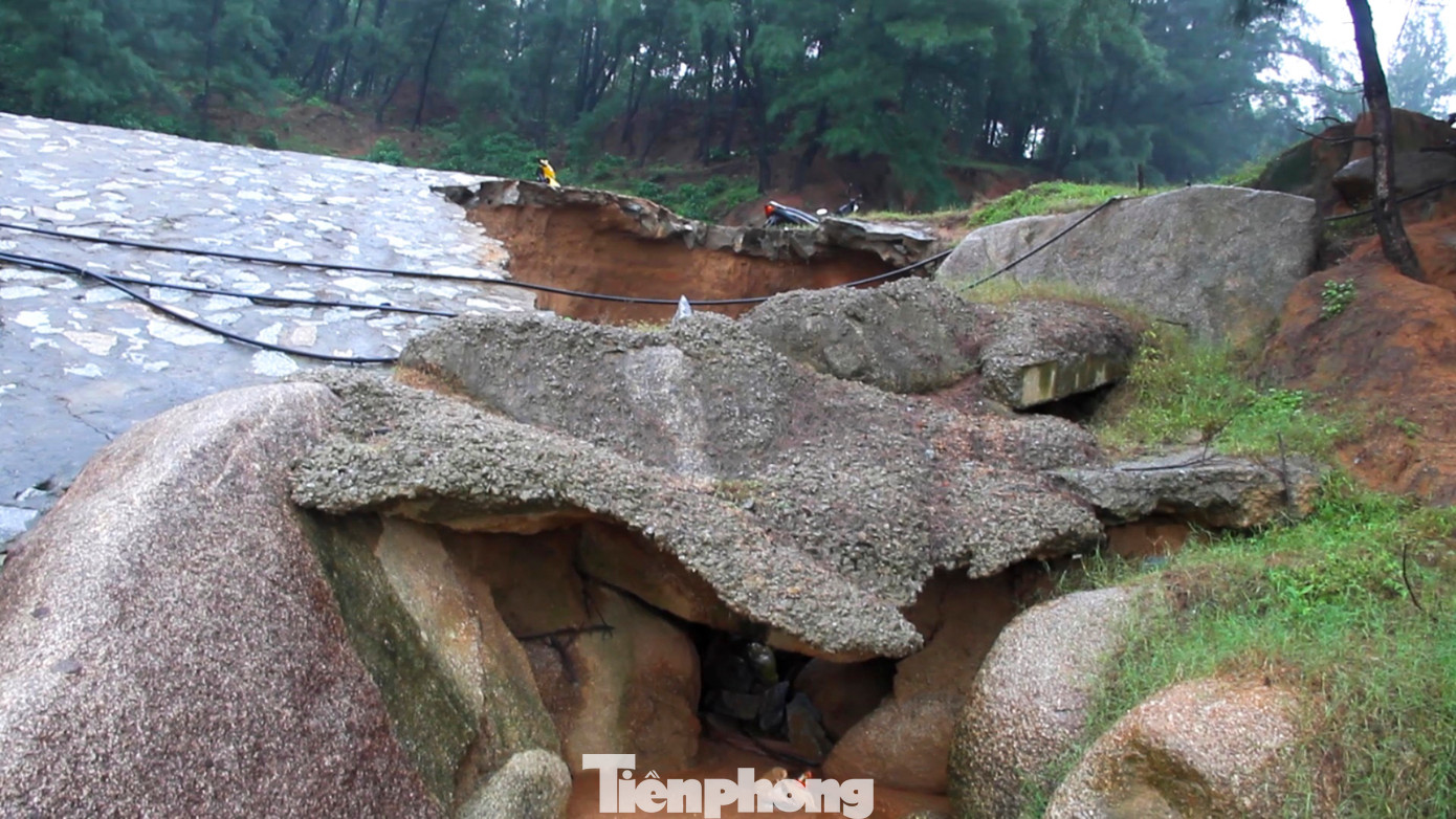 Khu vực cạnh đó cũng bị sạt lở, khoét hàm ếch, xói sâu vào lòng đường và có nguy cơ tiếp tục sạt lở lan rộng nếu mưa lớn kéo dài. Khu vực cạnh đó cũng bị sạt lở, khoét hàm ếch, xói sâu vào lòng đường và có nguy cơ tiếp tục sạt lở lan rộng nếu mưa lớn kéo dài.
