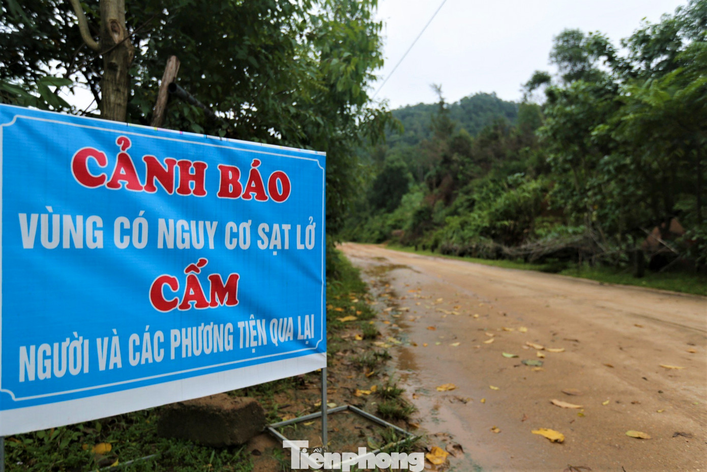 Ông Nguyễn Văn Hà – Phó chủ tịch UBND xã Cẩm Lĩnh (huyện Cẩm Xuyên) cho biết, đoạn đường quốc phòng ven biển qua xã Cẩm Lĩnh có chiều dài khoảng 6km, tình trạng sạt lở taluy dương diễn ra phức tạp. Ông Nguyễn Văn Hà – Phó chủ tịch UBND xã Cẩm Lĩnh (huyện Cẩm Xuyên) cho biết, đoạn đường quốc phòng ven biển qua xã Cẩm Lĩnh có chiều dài khoảng 6km, tình trạng sạt lở taluy dương diễn ra phức tạp.