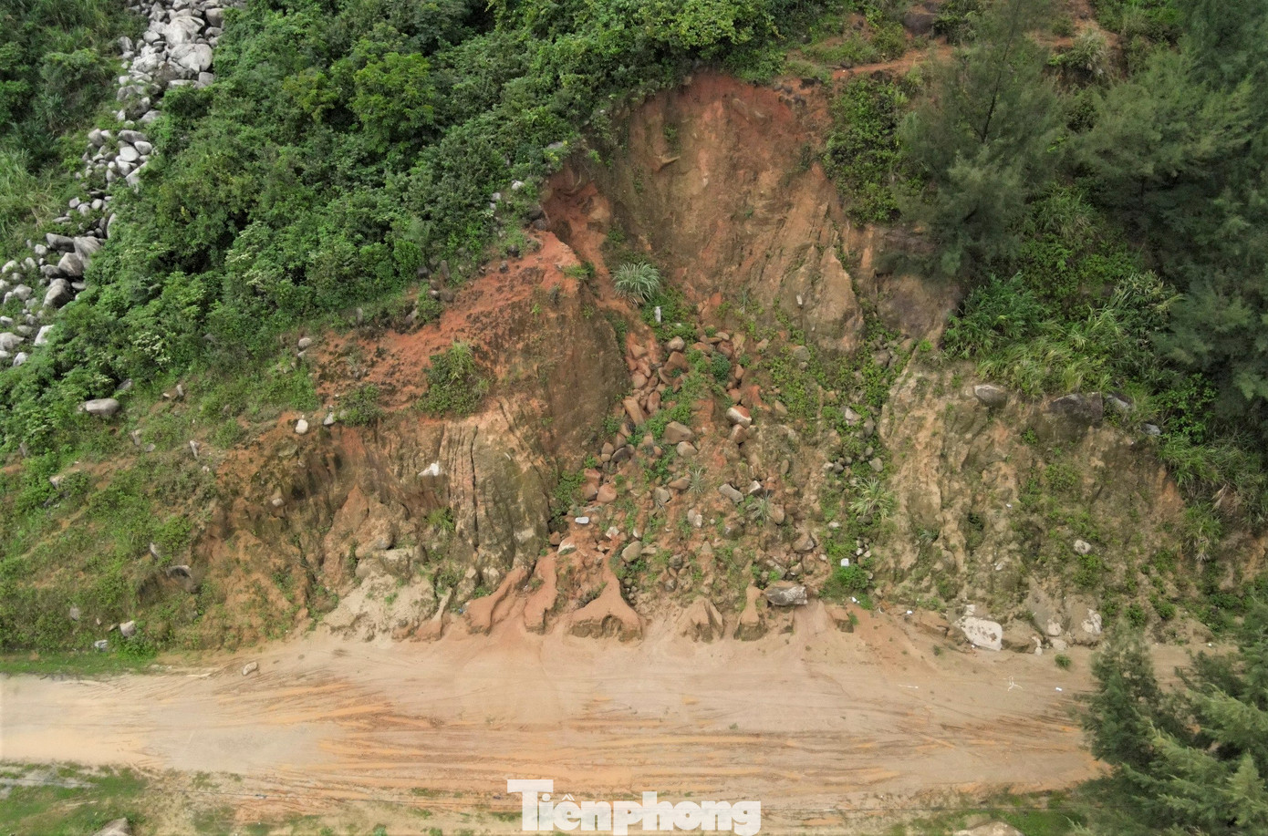 “Cứ mùa mưa bão là dọc tuyến đường lại sạt lở, đất đá vùi cả mặt đường. Trời mưa lớn là người dân không ai dám đi qua tuyến đường này”, một người dân địa phương cho hay. “Cứ mùa mưa bão là dọc tuyến đường lại sạt lở, đất đá vùi cả mặt đường. Trời mưa lớn là người dân không ai dám đi qua tuyến đường này”, một người dân địa phương cho hay.