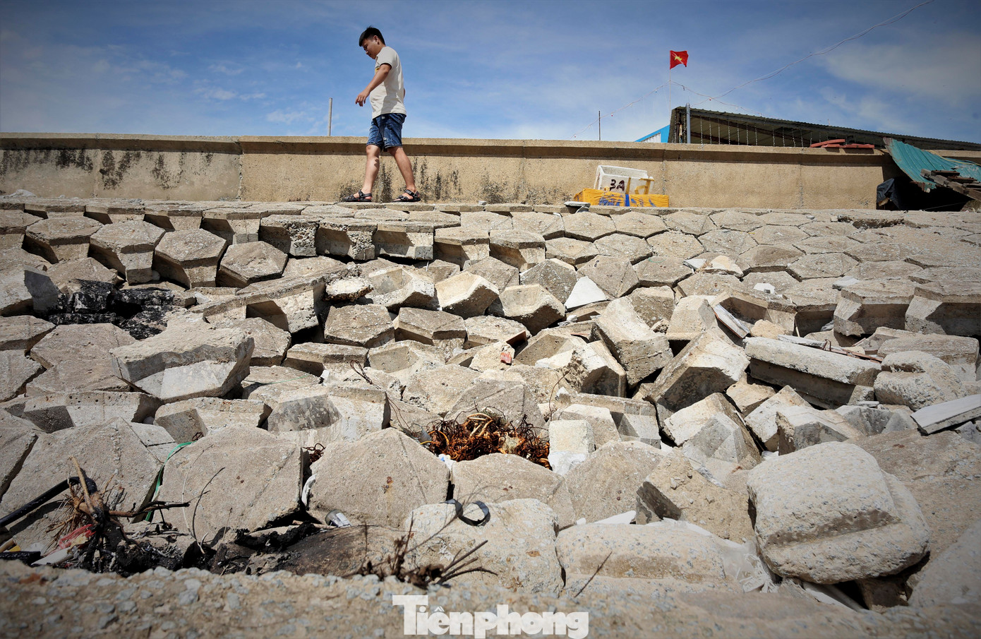 Nhiều vị trí trên tuyến kè biển gãy sụp, hư hỏng.