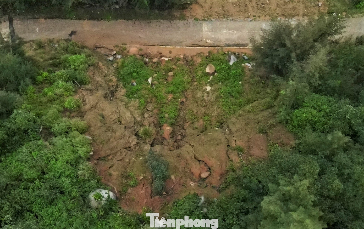 Theo ghi nhận, trên tuyến đường hiện có ít nhất 6 điểm sạt lở lớn và nhiều điểm sạt lở ăn sâu vào mặt đường. Điểm sạt lở lớn nhất có chiều dài 200m, uy hiếp hàng chục nhà hàng kinh doanh hải sản của người dân. Theo ghi nhận, trên tuyến đường hiện có ít nhất 6 điểm sạt lở lớn và nhiều điểm sạt lở ăn sâu vào mặt đường. Điểm sạt lở lớn nhất có chiều dài 200m, uy hiếp hàng chục nhà hàng kinh doanh hải sản của người dân.