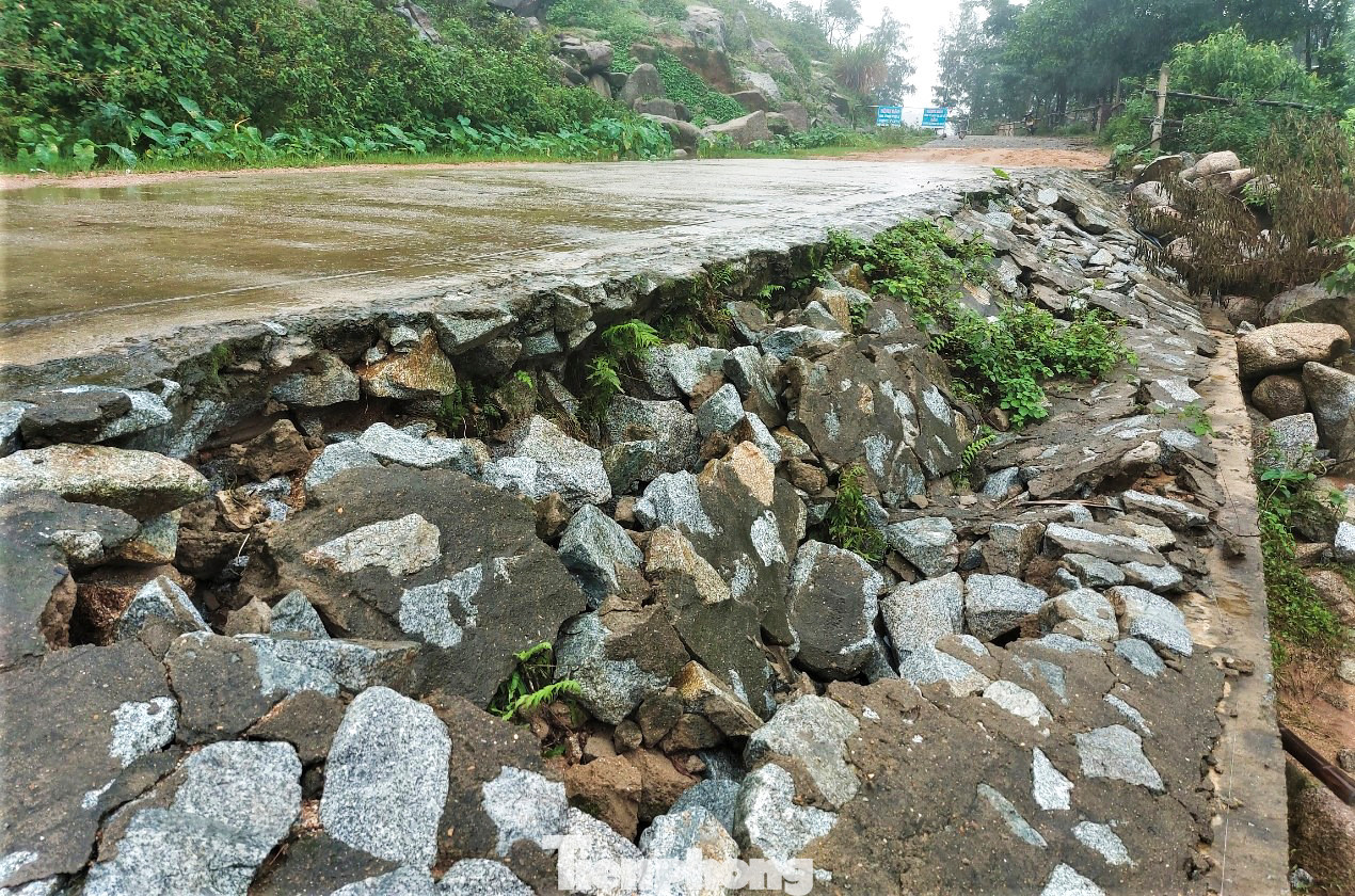 Nhiều vị trí sụt lún mái taluy âm. Nhiều vị trí sụt lún mái taluy âm.