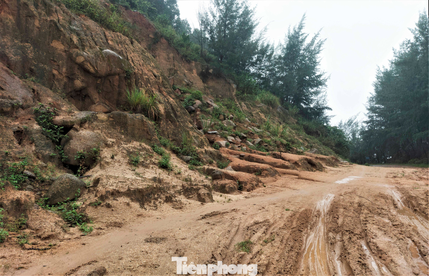 Nhiều năm qua, cứ vào mùa mưa bão, tuyến đường lại xảy ra tình trạng sạt lở đất, đá, tiềm ẩn nguy cơ mất an toàn cho người đi đường. Nhiều năm qua, cứ vào mùa mưa bão, tuyến đường lại xảy ra tình trạng sạt lở đất, đá, tiềm ẩn nguy cơ mất an toàn cho người đi đường.