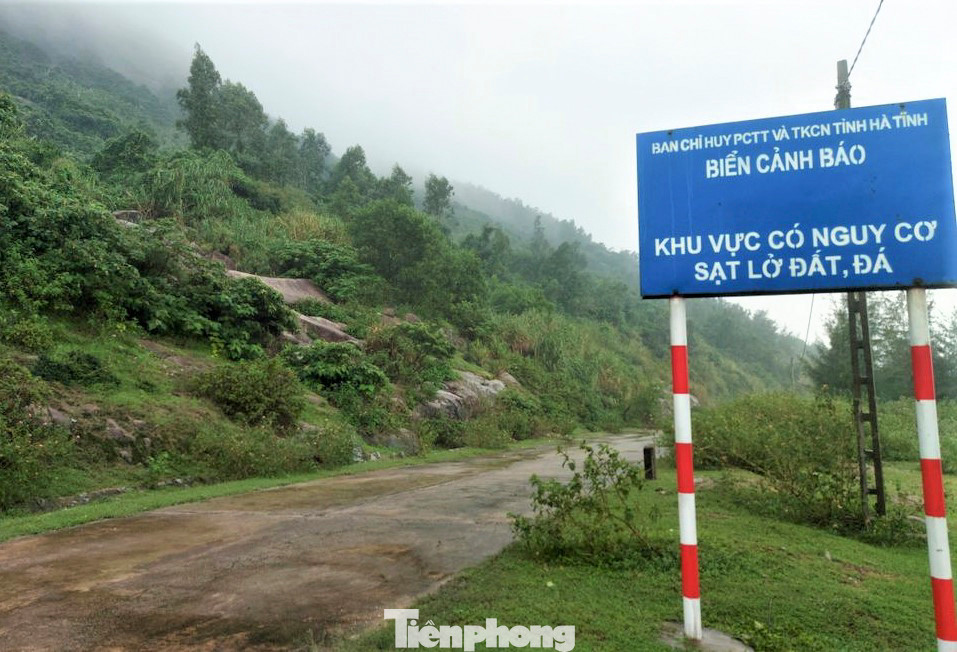 Đầu tuyến đường có nguy cơ sạt lở, ngành chức năng đã cắm biển cảnh báo cho người đi đường. Đầu tuyến đường có nguy cơ sạt lở, ngành chức năng đã cắm biển cảnh báo cho người đi đường.