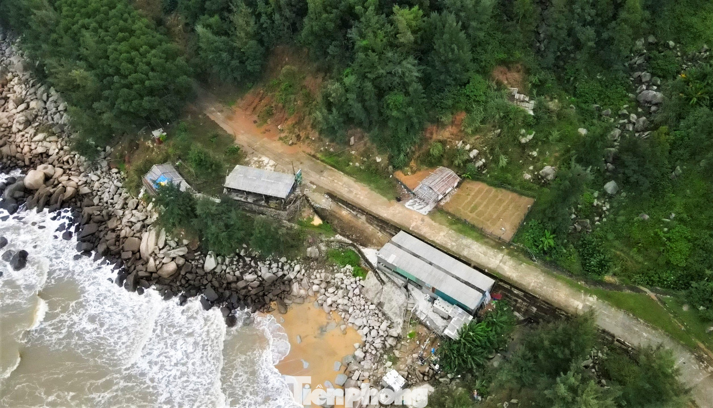 Tuyến đường quốc phòng ven biển nối xã Cẩm Lĩnh (huyện Cẩm Xuyên) và xã Kỳ Xuân (huyện Kỳ Anh, Hà Tĩnh) có chiều dài 11,4km được đưa vào sử dụng từ năm 2016. Tuyến đường quốc phòng ven biển nối xã Cẩm Lĩnh (huyện Cẩm Xuyên) và xã Kỳ Xuân (huyện Kỳ Anh, Hà Tĩnh) có chiều dài 11,4km được đưa vào sử dụng từ năm 2016.