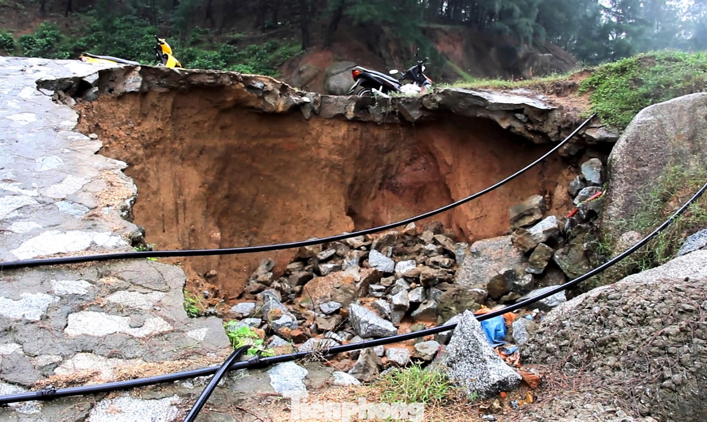 Một vị trí sạt lở, sụt lún mái taluy âm tạo thành một “hố tử thần” sâu khoảng 2-3m, chiều rộng khoảng 3 - 4m. Một vị trí sạt lở, sụt lún mái taluy âm tạo thành một “hố tử thần” sâu khoảng 2-3m, chiều rộng khoảng 3 - 4m.