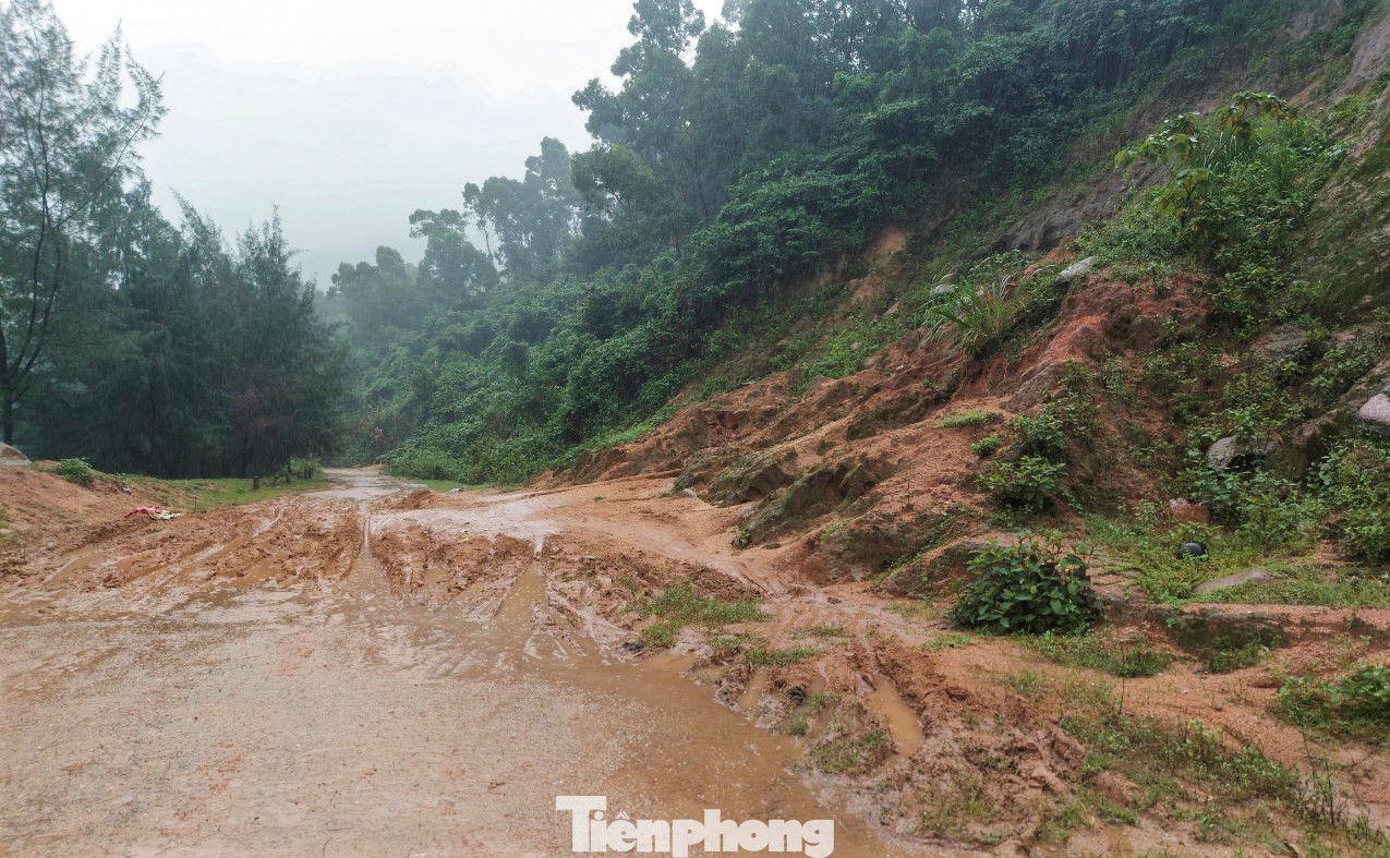 Dọc phía taluy dương có nhiều vị trí sạt lở. Đất trên núi trôi xuống tràn ra đường thu hẹp một phần lòng đường. Dọc phía taluy dương có nhiều vị trí sạt lở. Đất trên núi trôi xuống tràn ra đường thu hẹp một phần lòng đường.