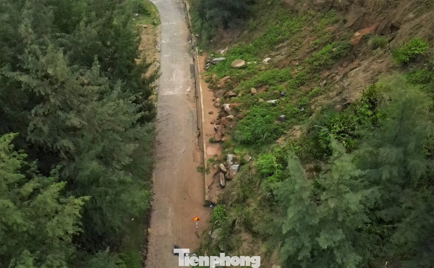 Trên núi này rất nhiều tảng đá lớn nằm cheo leo có nguy cơ đổ xuống nếu mưa tiếp tục kéo dài. Trên núi này rất nhiều tảng đá lớn nằm cheo leo có nguy cơ đổ xuống nếu mưa tiếp tục kéo dài.