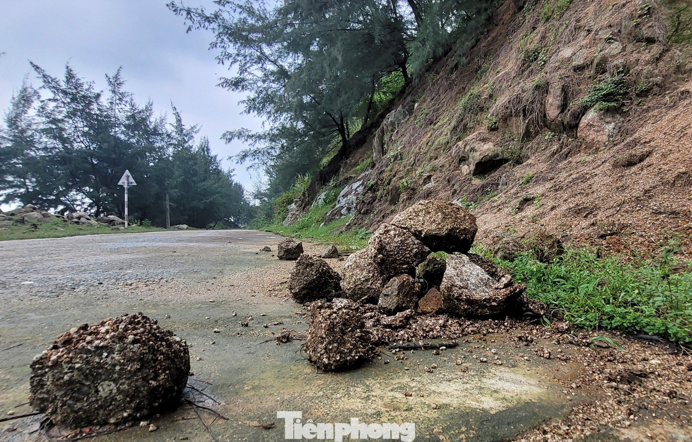 Nhiều khối đá nằm giữa mặt đường chưa được thu gom. Nhiều khối đá nằm giữa mặt đường chưa được thu gom.