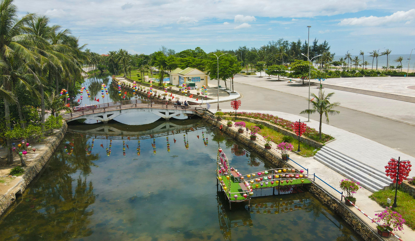 Mùa du lịch năm nay, Khu du lịch biển Xuân Thành đã được chỉnh trang, nâng cấp không gian xanh - sạch - đẹp. Lạch nước ngọt Bàu Dài, những cây cầu và ven đường dạo bộ được trang trí hàng ngàn đèn lồng đủ màu sắc, như một “Hội An thu nhỏ”. Mùa du lịch năm nay, Khu du lịch biển Xuân Thành đã được chỉnh trang, nâng cấp không gian xanh - sạch - đẹp. Lạch nước ngọt Bàu Dài, những cây cầu và ven đường dạo bộ được trang trí hàng ngàn đèn lồng đủ màu sắc, như một “Hội An thu nhỏ”.