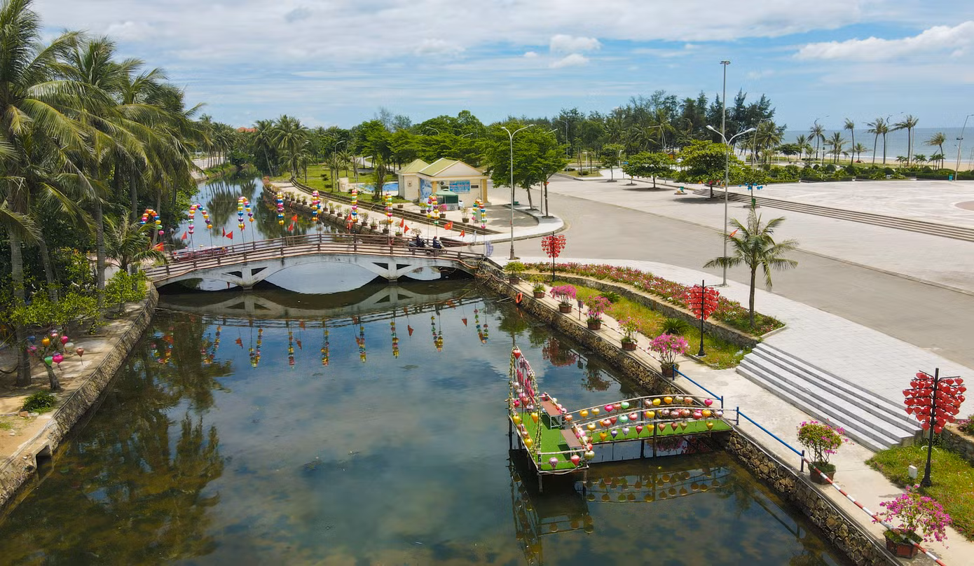Mùa du lịch năm nay, Khu du lịch biển Xuân Thành đã được chỉnh trang, nâng cấp không gian xanh - sạch - đẹp. Lạch nước ngọt Bàu Dài, những cây cầu và ven đường dạo bộ được trang trí hàng ngàn đèn lồng đủ màu sắc, như một “Hội An thu nhỏ”.