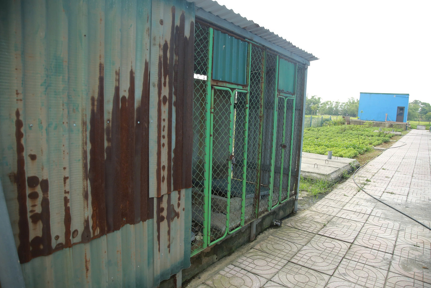 Bên ngoài bể chứa nước được bảo vệ bởi cửa lớp thép. Bên ngoài bể chứa nước được bảo vệ bởi cửa lớp thép.