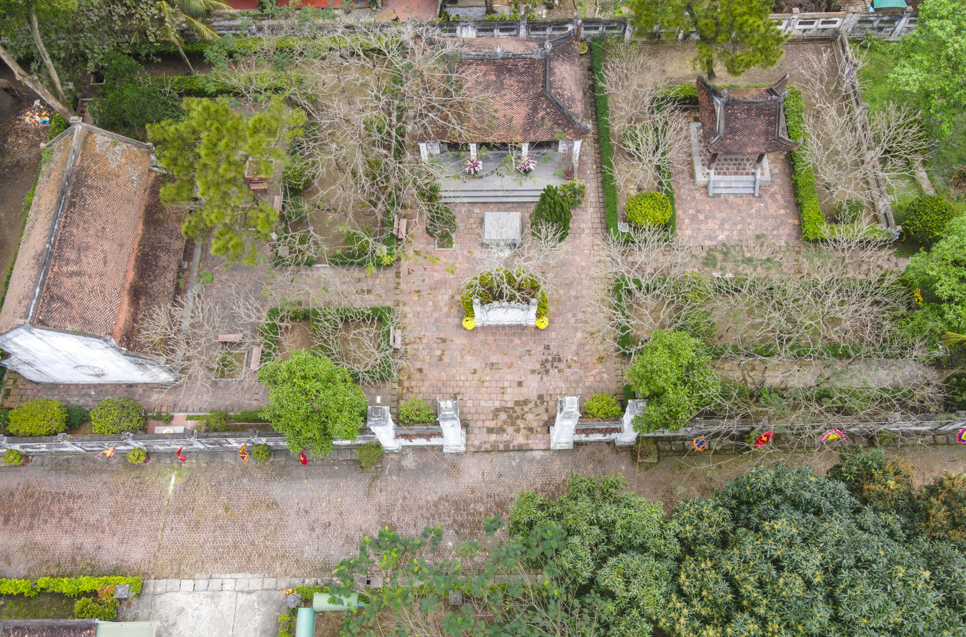 Quần thể khu di tích Dinh điền sứ Nguyễn Công Trứ được chia làm hai phần, gồm khu mộ và nhà thờ lưu niệm. Khuôn viên khu lưu niệm, nhà thờ của ông rộng khoảng 2.000m2, ở xã Xuân Giang, huyện Nghi Xuân (Hà Tĩnh). Năm 1991, nơi này được xếp hạng Di tích lịch sử, văn hóa quốc gia. Quần thể khu di tích Dinh điền sứ Nguyễn Công Trứ được chia làm hai phần, gồm khu mộ và nhà thờ lưu niệm. Khuôn viên khu lưu niệm, nhà thờ của ông rộng khoảng 2.000m2, ở xã Xuân Giang, huyện Nghi Xuân (Hà Tĩnh). Năm 1991, nơi này được xếp hạng Di tích lịch sử, văn hóa quốc gia.