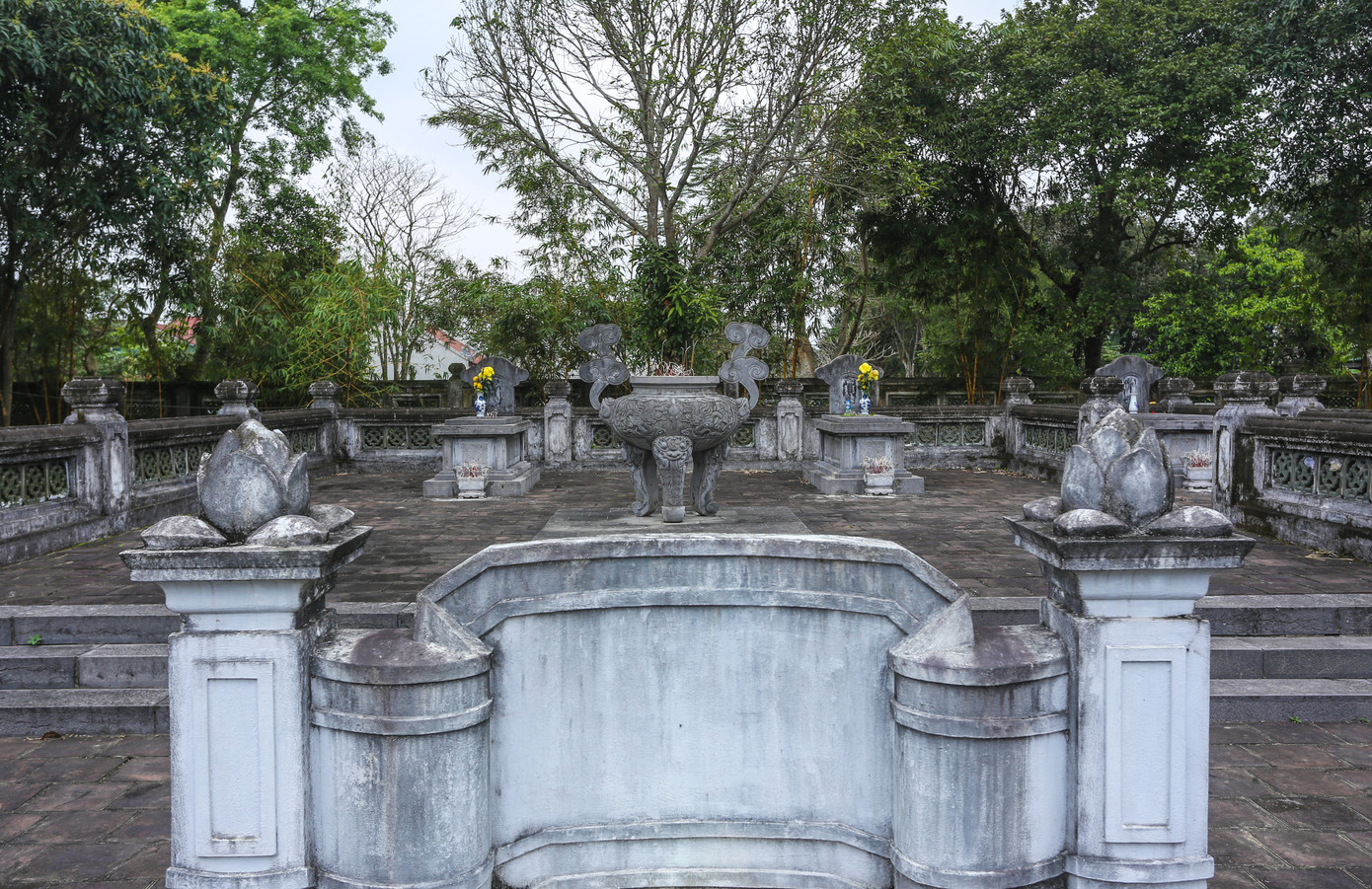 Cách đó khoảng 300 m là khu mộ Nguyễn Công Trứ với diện tích 3.000 m2, được người dân Kim Sơn (Ninh Bình) và Tiền Hải (Thái Bình) cùng con cháu dòng họ xây năm 1868. Cách đó khoảng 300 m là khu mộ Nguyễn Công Trứ với diện tích 3.000 m2, được người dân Kim Sơn (Ninh Bình) và Tiền Hải (Thái Bình) cùng con cháu dòng họ xây năm 1868.