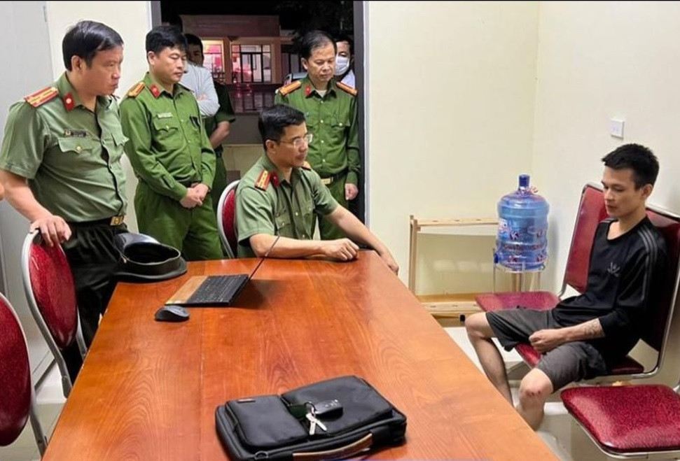 Giám đốc Công an tỉnh Hà Tĩnh trực tiếp lấy lời khai Trần Trọng Gia Bảo. Giám đốc Công an tỉnh Hà Tĩnh trực tiếp lấy lời khai Trần Trọng Gia Bảo.