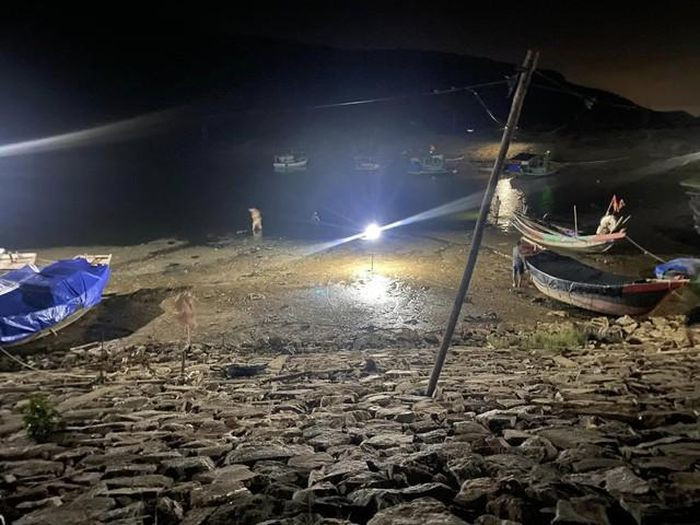 Địa phương cùng người dân xuyên đêm tìm nạn nhân.