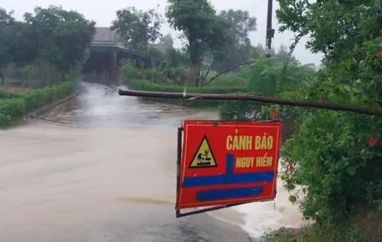 Nhiều cầu dân sinh bị ngập sâu, chia cắt một số vùng. Nhiều cầu dân sinh bị ngập sâu, chia cắt một số vùng.