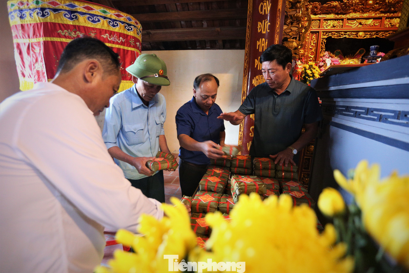 Nhận và xếp bánh trước các ban thờ.