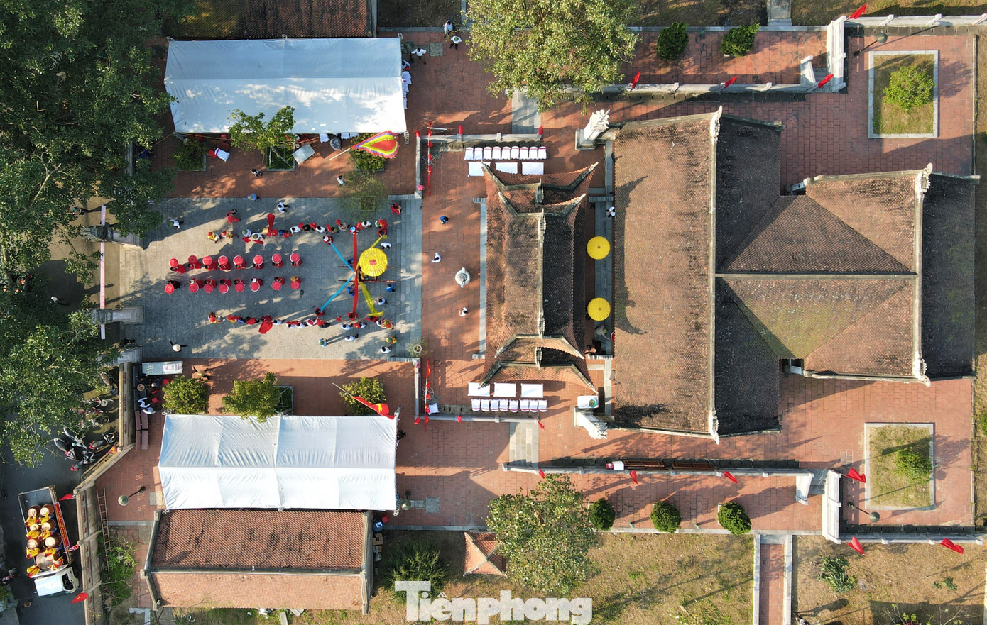 Sáng 21/2 (tức ngày 12 tháng Giêng Âm lịch), hàng nghìn người dân tại 7 thôn của xã Mai Phụ, huyện Lộc Hà (Hà Tĩnh) cùng nhau mang hàng trăm mâm bánh chưng (2.000 bánh chưng), di chuyển về đền thờ vua Mai Hắc Đế. Đây là một trong chuỗi hoạt động nhân dịp lễ giỗ kỷ niệm 1.301 năm ngày mất của vị vua này.