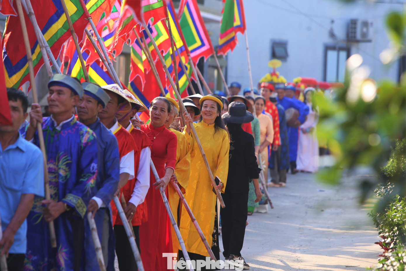 Ngay từ sáng sớm, các thôn chuẩn bị mâm lễ, cờ trống và chọn ra những người bưng lễ cung tiến đền vua. Trên khắp các nẻo đường về đền vua Mai Hắc Đế, rực rỡ cờ hoa cùng đoàn người dâng lễ.