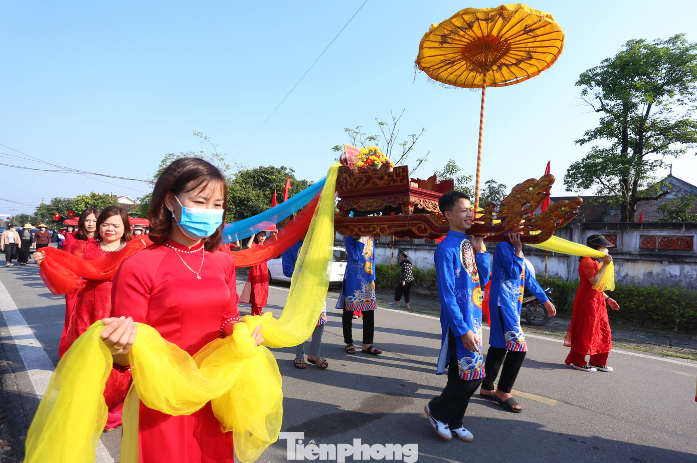 Đoàn rước bánh có đủ gái trai, già trẻ của thôn. Đây là nét văn hóa truyền thống tại địa phương này.