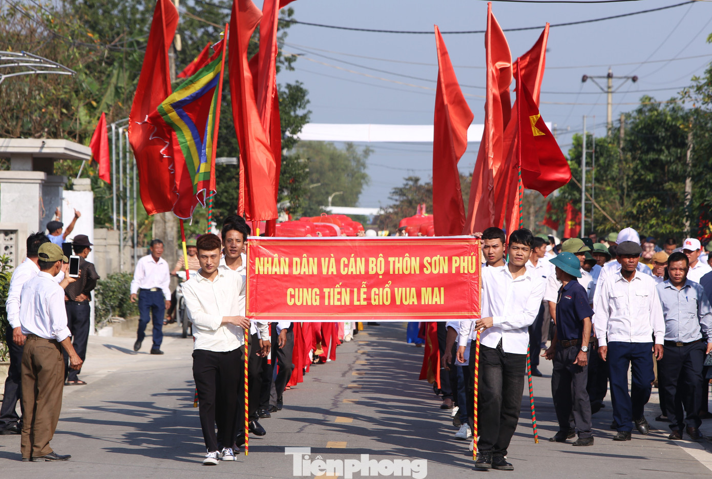 Đoàn rước bánh có đủ gái trai, già trẻ của thôn. Đây là nét văn hóa truyền thống tại địa phương này.