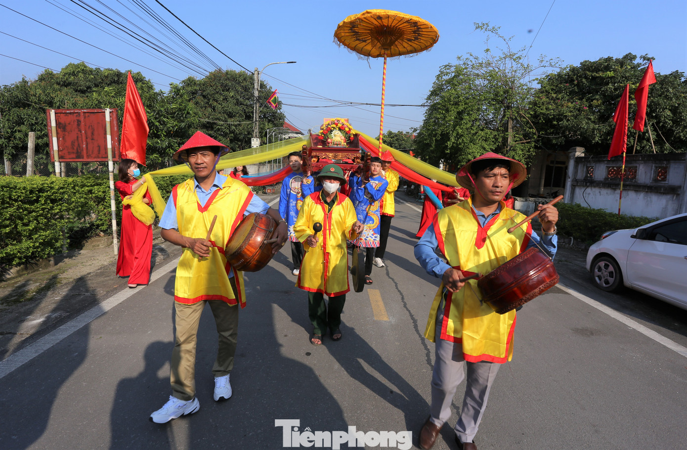 Đoàn rước bánh có đủ gái trai, già trẻ của thôn. Đây là nét văn hóa truyền thống tại địa phương này.