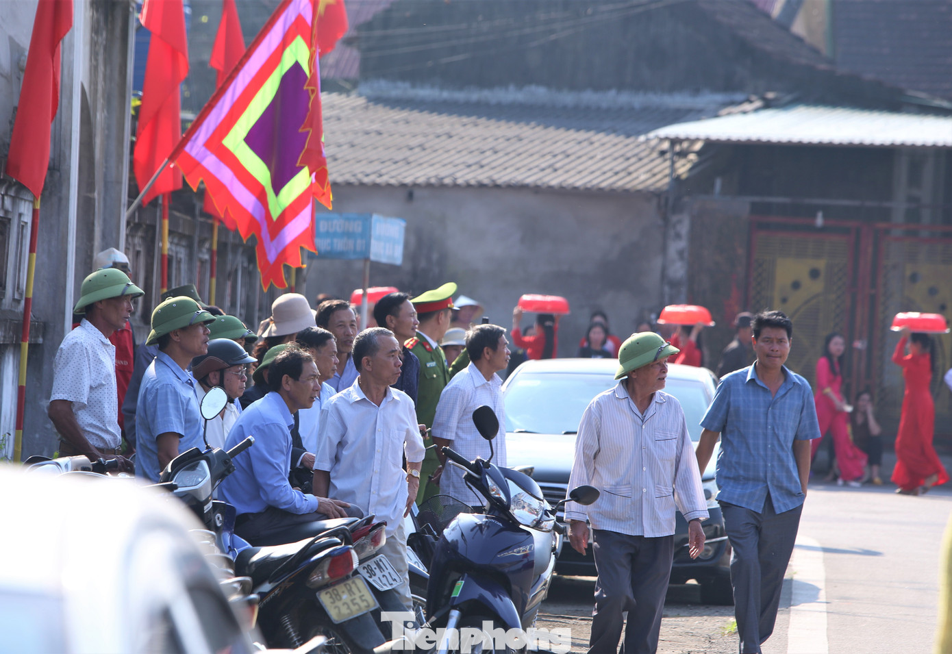 Rất đông người dân đứng dọc đường vào đền để đón xem đoàn dâng lễ. Lực lượng công an địa phương cũng có mặt để đảm bảo giao thông, an toàn cho đoàn rước.