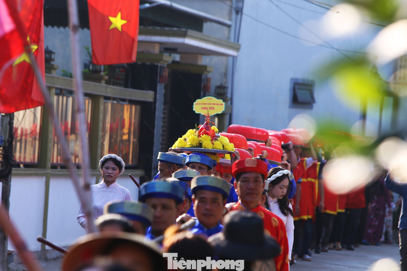 Đoàn rước bánh có đủ gái trai, già trẻ của thôn. Đây là nét văn hóa truyền thống tại địa phương này.