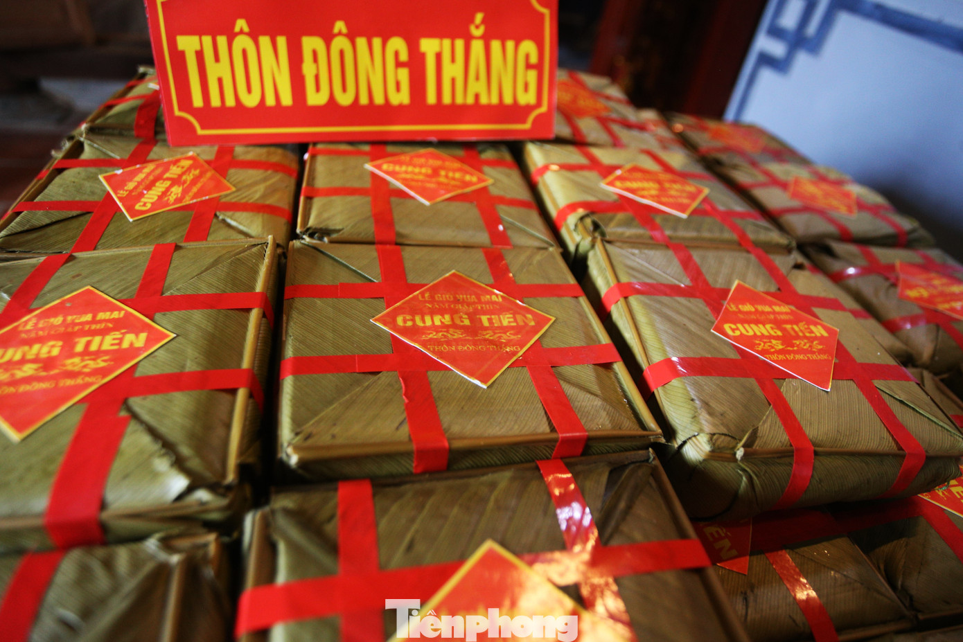 Mỗi bánh chưng đều được dán nhãn ghi năm tổ chức lễ giỗ và tên địa phương thực hiện. "Năm nay thôn tổ chức gói 310 chiếc bánh chưng để cung tiến vua. Từ hôm qua, hàng trăm người dân trong thôn đã cùng gói và nấu bánh chưng. Đội bưng mâm lễ cũng được lựa chọn kỹ càng để thực hiện nhiệm vụ", ông Nguyễn Đức Hệ-Trưởng thôn Sơn Phú, xã Mai Phụ chia sẻ.