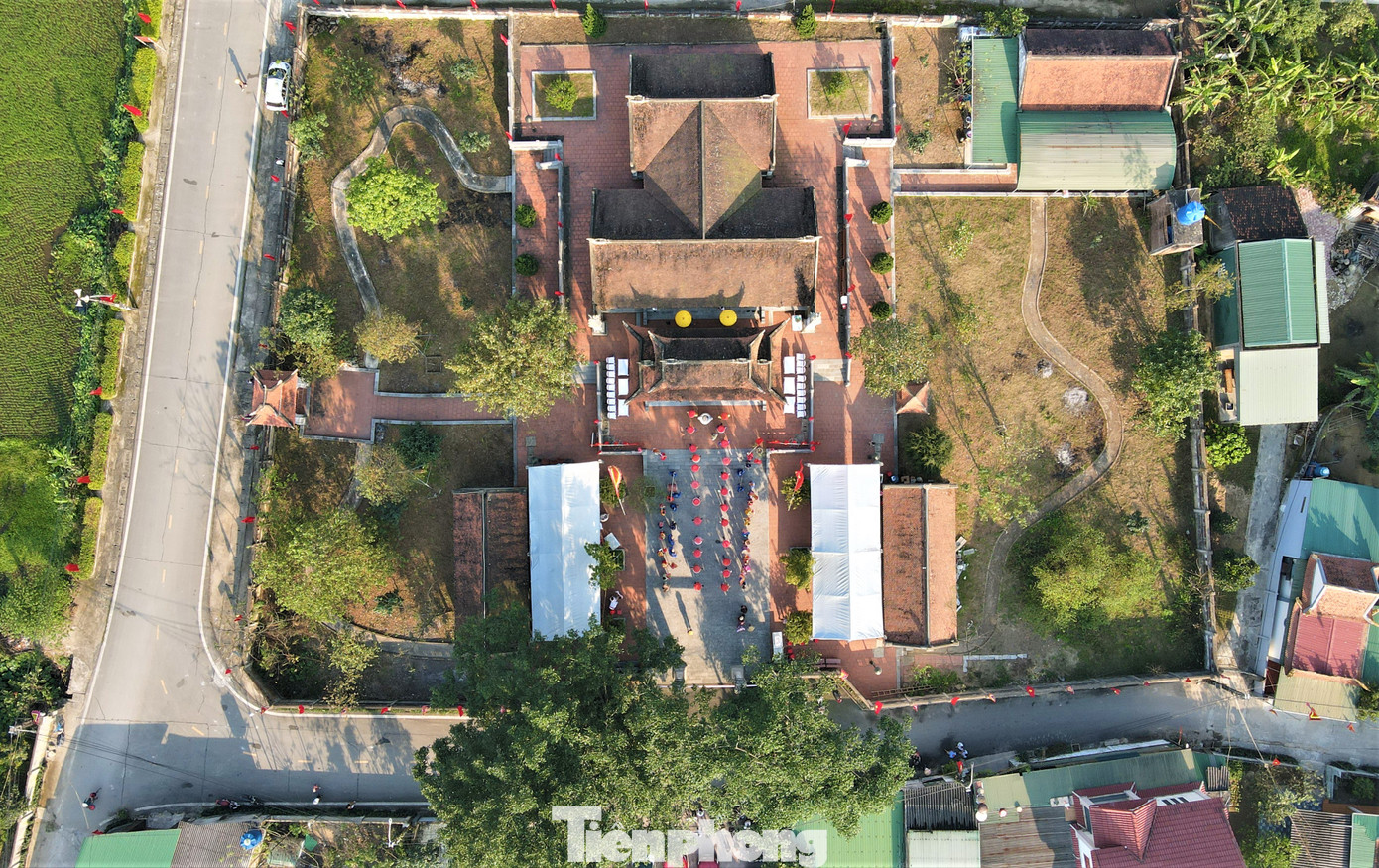 Ông Nguyễn Xuân Bắc - Chủ tịch UBND xã Mai Phụ cho biết: “Gần 10 năm qua, địa phương tổ chức việc gói bánh chưng, dâng lễ lên vua nhân ngày giỗ kỵ. Ngoài những chiếc bánh vừa ngon, vừa đẹp, mâm lễ còn có gà luộc, thịt heo và cơm. Mâm lễ vừa là tấm lòng dâng lên vua vừa để chấm thi bánh chưng đẹp. Năm nay, 7 thôn trong xã đã gói gần 2.000 bánh chưng để cung tiến vua”.