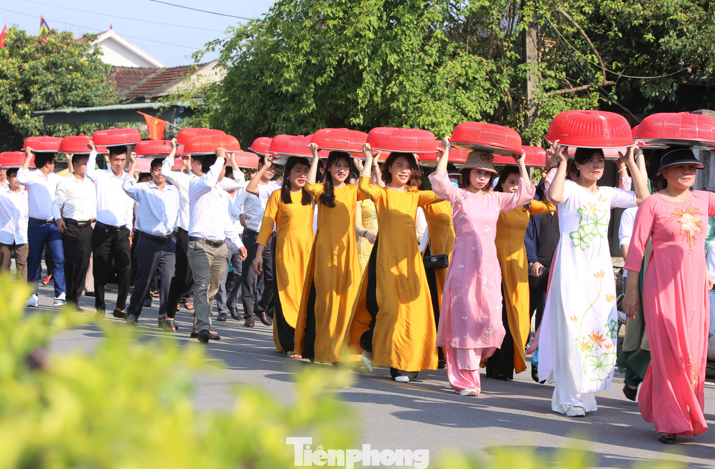 Những người được chọn mang mâm lễ ăn mặc lịch sự: nam giới mặc sơ mi trắng; phụ nữ mặc áo dài truyền thống.